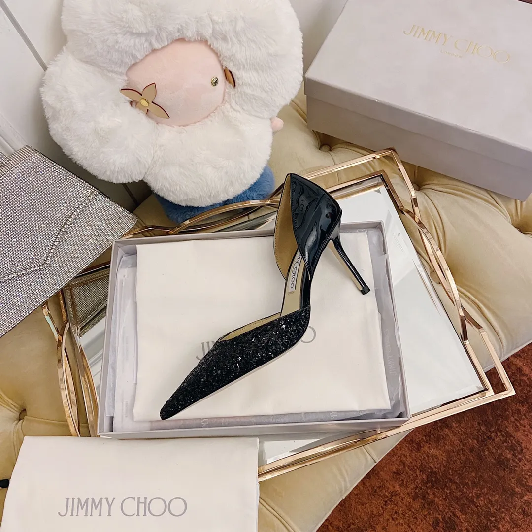 👟👟Ex-factory price 520👟👟 JIMMY CHOO A pair of high heels that can conquer all men👠Easy to wear and versatile, a must-have item for the annual meeting🥂Bilng Bilng is so beautiful that no one can take your breath away Material: Special Crete spliced cow patent leather ➰🍸Sheepskin lining Italian leather outsole Available in three colors: black, nude, silver Size: 34-42 With a height of 8cm, it is packaged simultaneously at the counter!